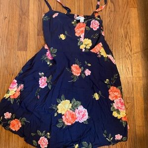 Beautiful Old Navy dress with feminine floral design. Worn once before outgrew.